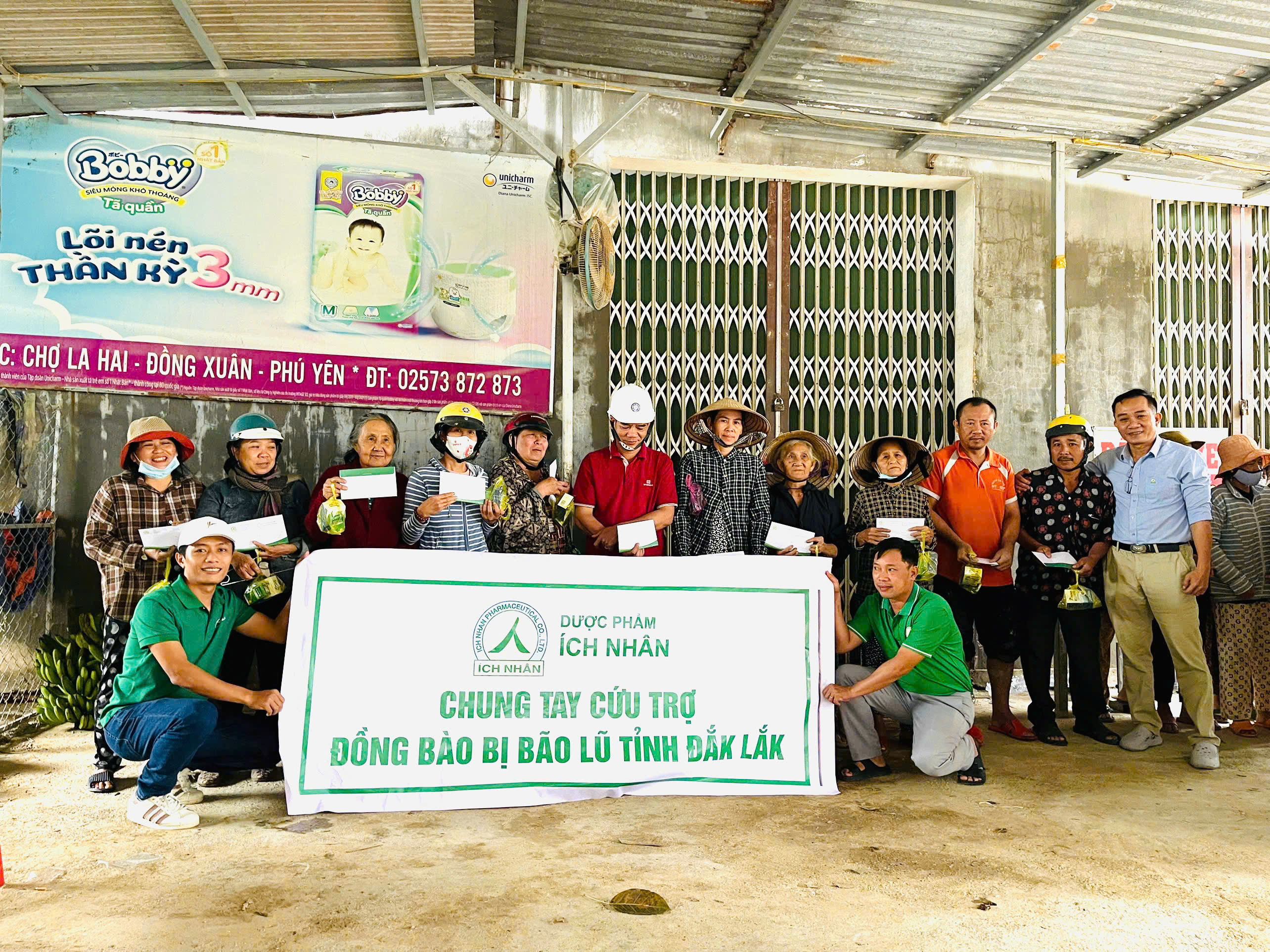 ÍCH NHÂN CHUNG TAY HỖ TRỢ ĐỒNG BÀO VÙNG LŨ