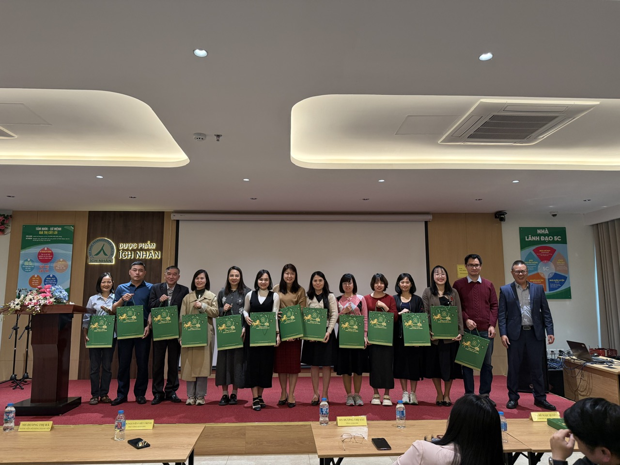 ÍCH NHÂN TRAO TẶNG LỊCH TẾT 2026 – GỬI TRỌN YÊU THƯƠNG, MỞ ĐẦU NĂM MỚI